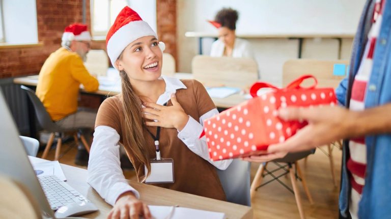 Natale Ecco I Regali Che Potreste Fare Ai Vostri Colleghi Di Lavoro Le Idee Sfiziose Ed